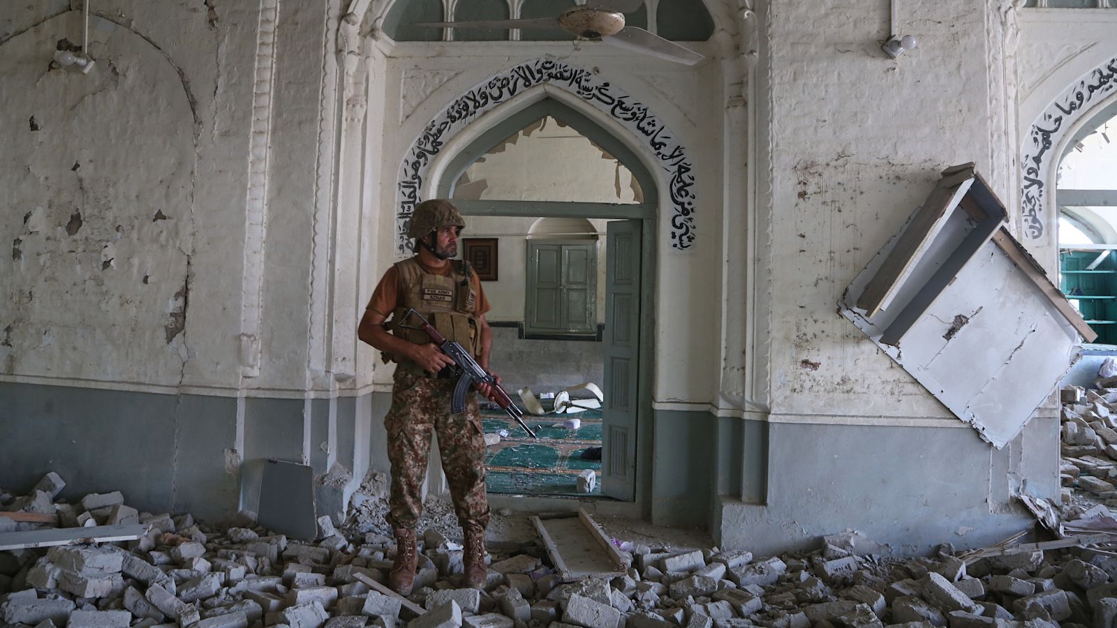 Bombenanschlag auf Moschee in der Nähe einer Polizeistation in Pakistan: ...