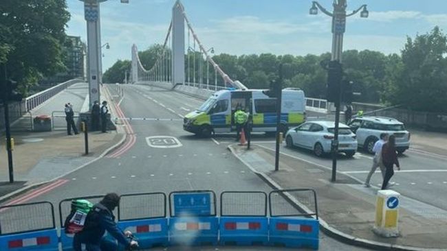 Police at the scene at Chelsea Bridge.
Credit: BPM Media