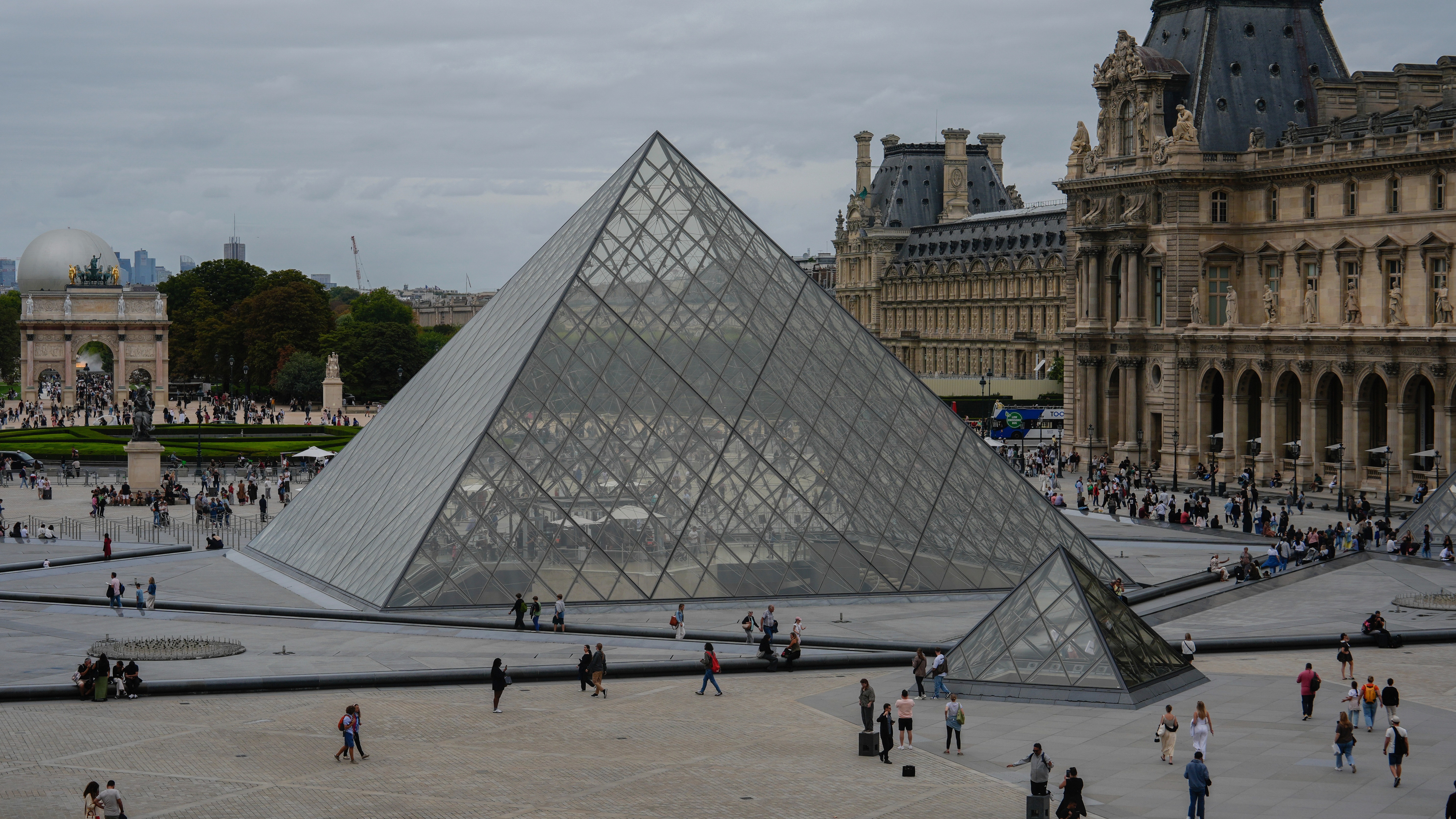 Louvre Museum in Paris closed after 'major robbery'