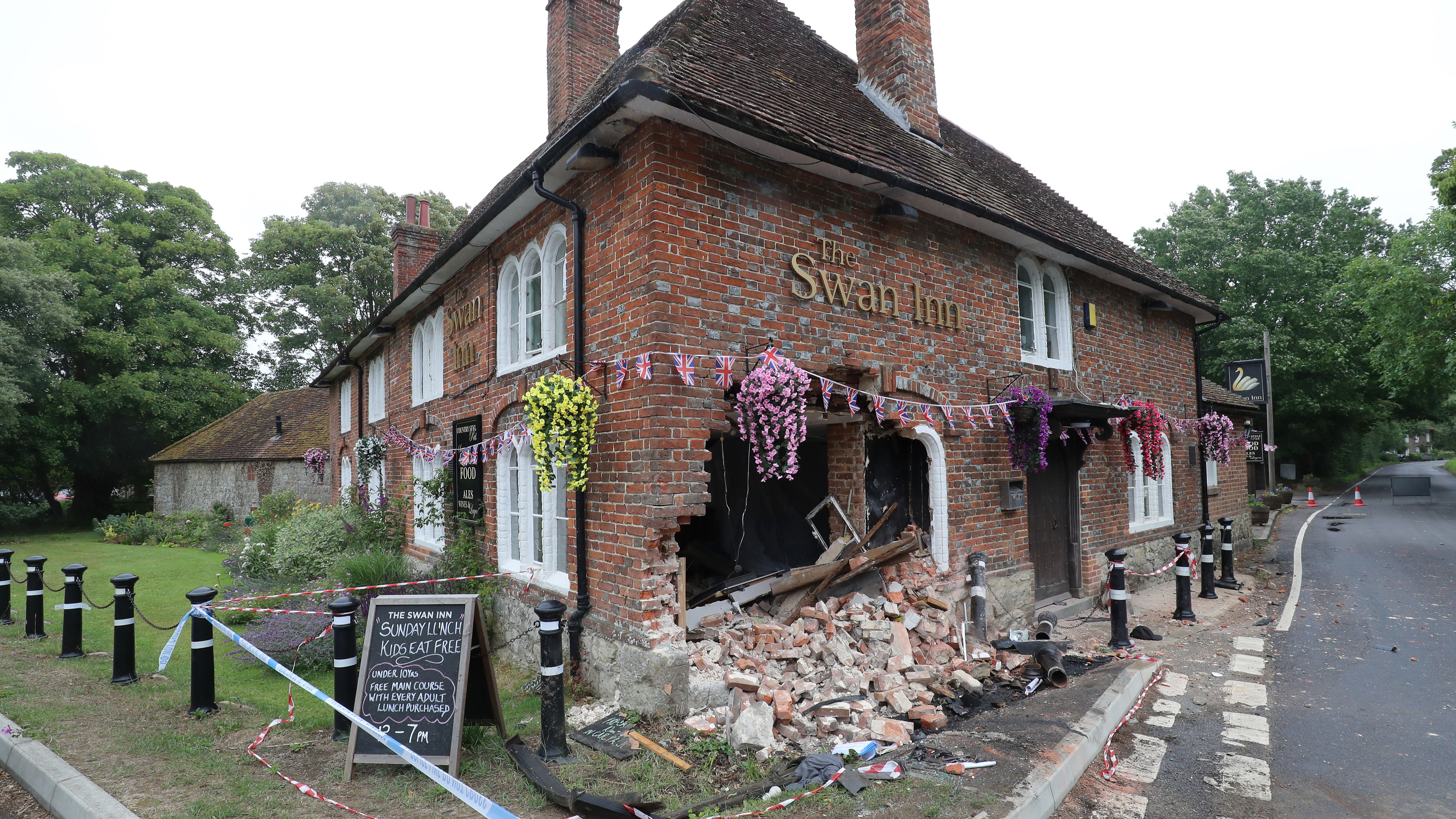 car-crashes-into-pub-in-kent-on-day-of-reopening-itv-news-meridian