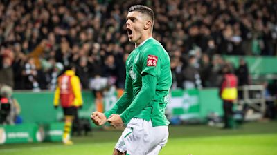 Milot Rashica celebrates scoring for Werder Bremen.