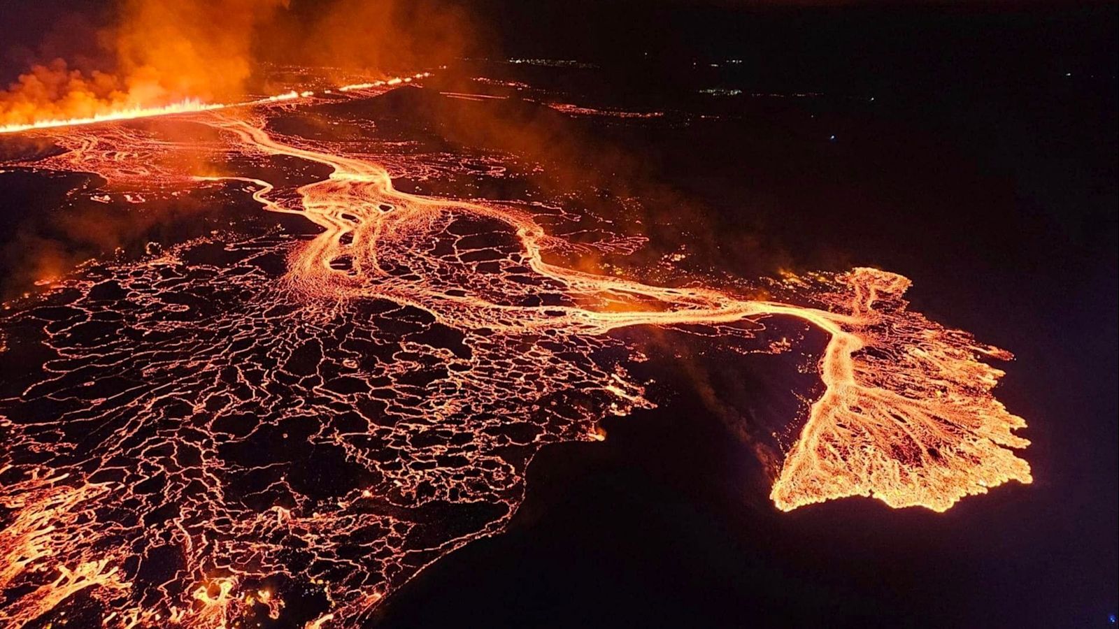Vulkanausbruch in Island spuckt Lava aus, verschont aber die Stadt ...