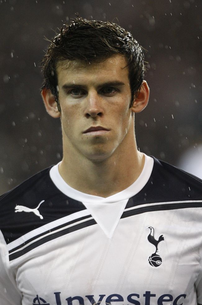 Gareth Bale arrives in London to complete Tottenham return