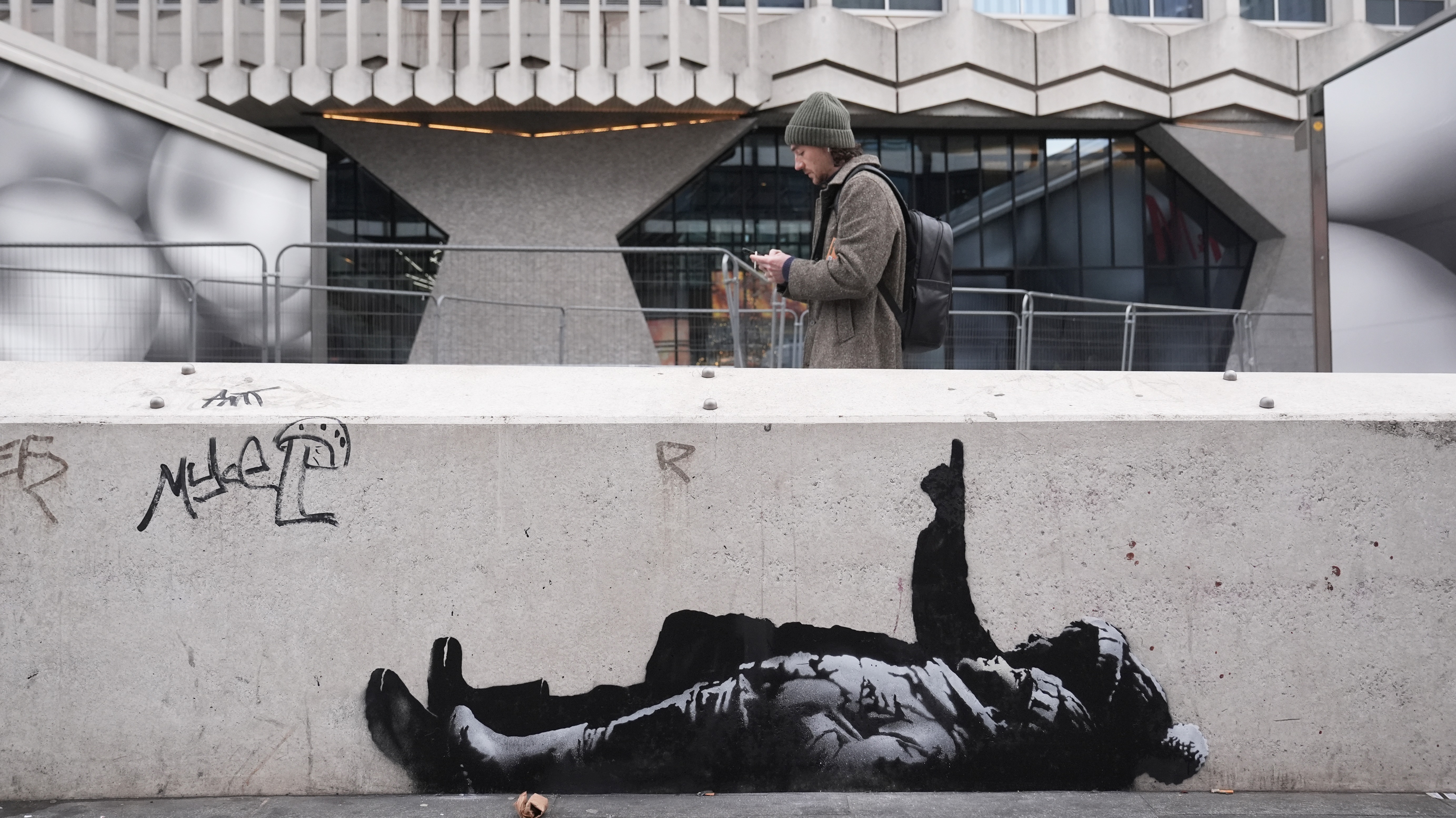 New artwork believed to be by Banksy appears at base of London skyscraper