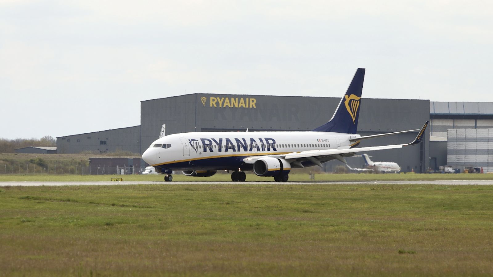 ryanair disposable vapes passenger partially sucked out of broken window, reports claim __label2:Sold Out 2FIRSTS | $20 Million, Flavor:Blue Red Mint