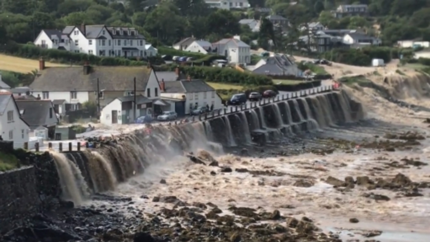 Latest Flash Flooding Hits Cornish Village Of Coverack Itv News West