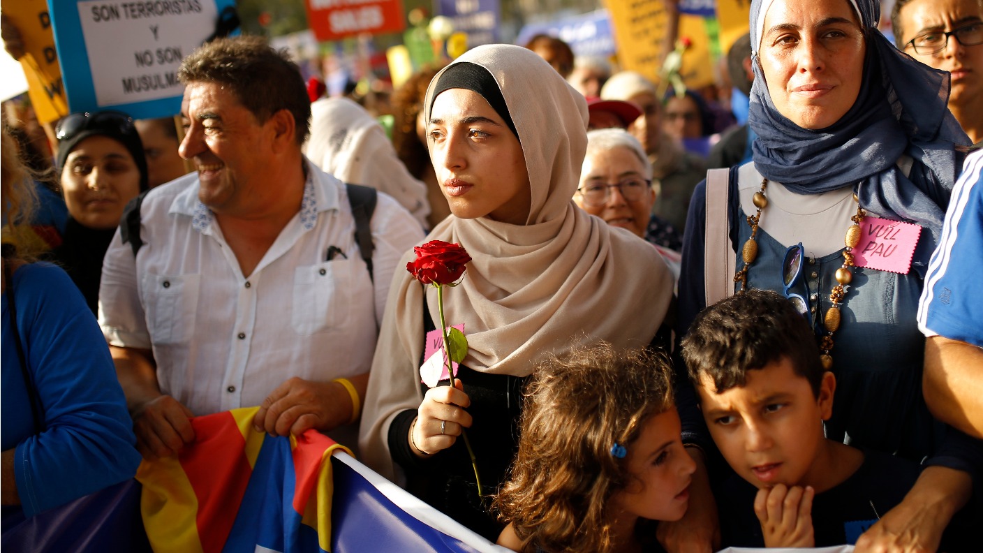 Barcelona Holds Defiant Rally Against Terror After Deadly Attacks In ...