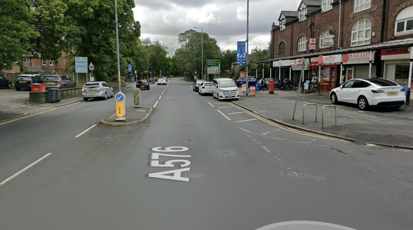 Vier Personen nach Autounfall verletzt und Mann in Synagoge in Crumpsall ...
