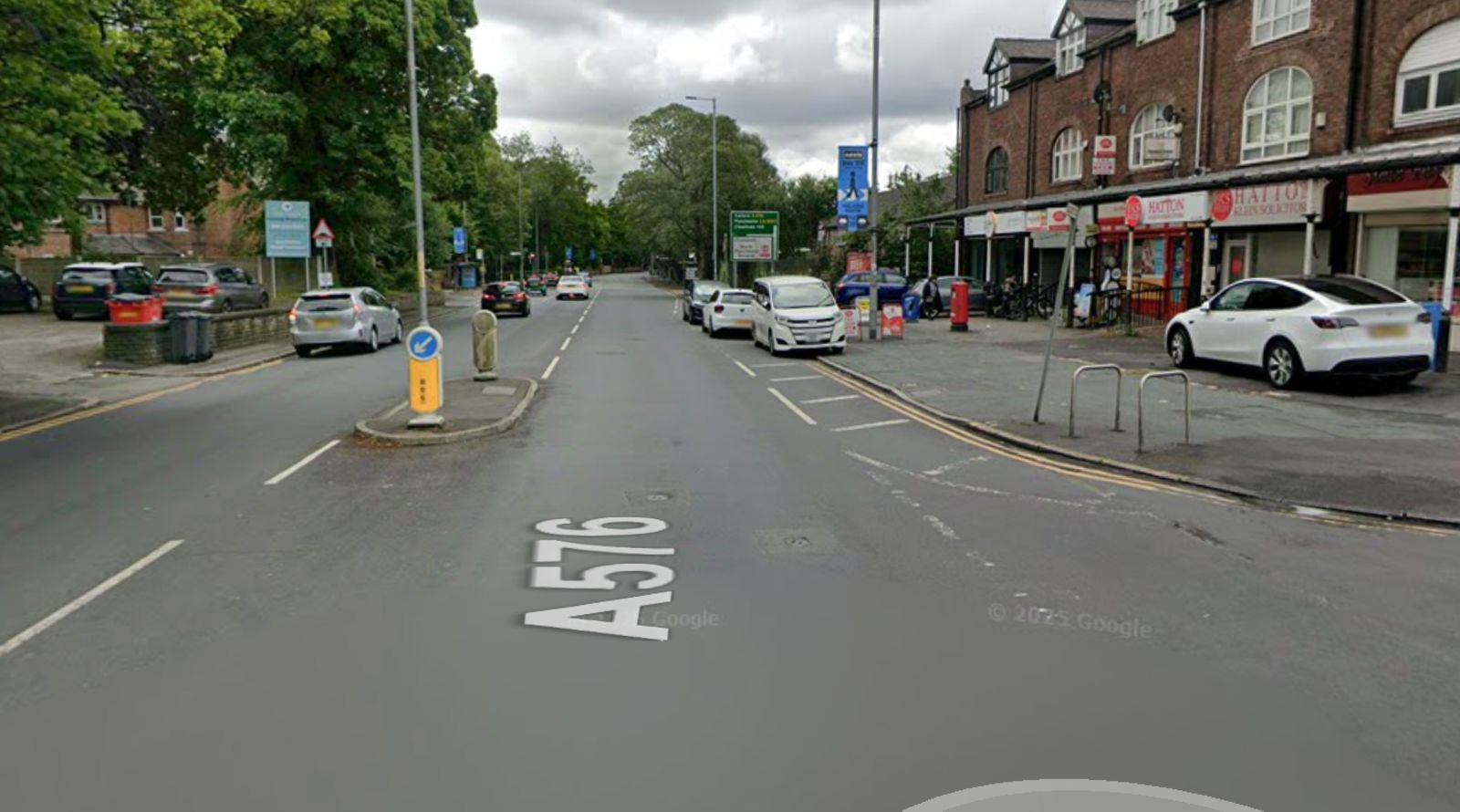 Vier Personen nach Autounfall verletzt und Mann in Synagoge in Crumpsall ...