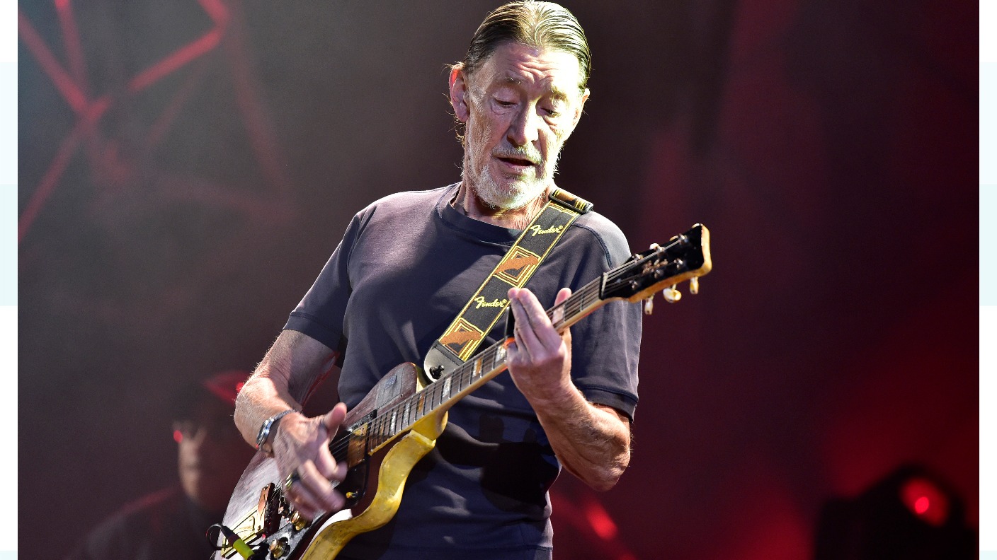 Singer Chris Rea collapses on stage | ITV News Tyne Tees