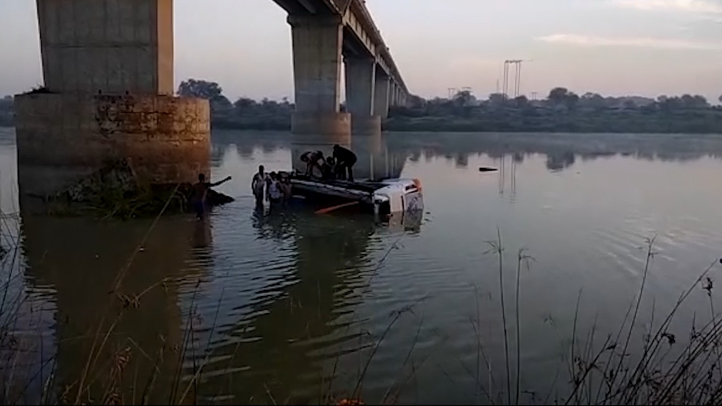 33 Dead As Bus Plunges Off Bridge Into River In India Itv News 