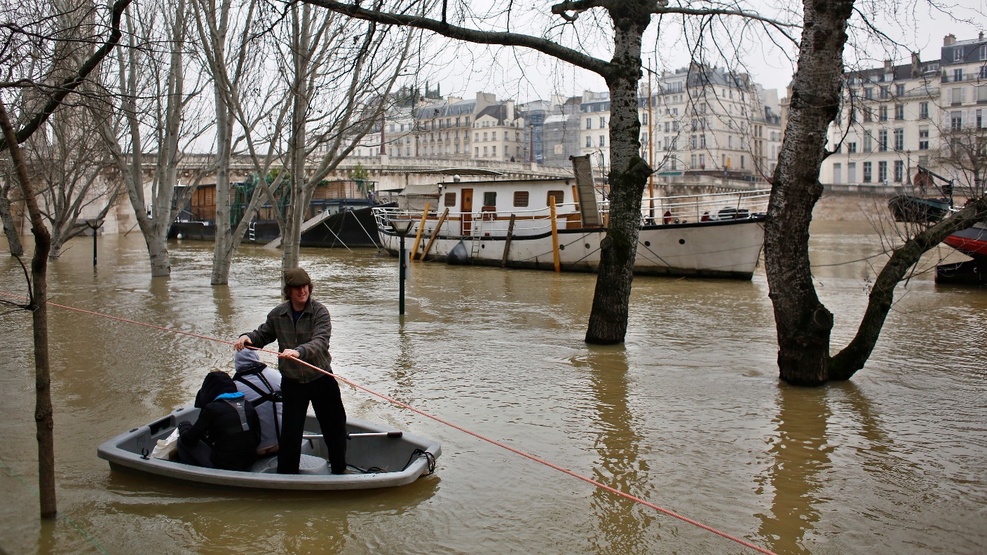 Over 200 French towns battle floodwaters as Paris braces for peak | ITV ...