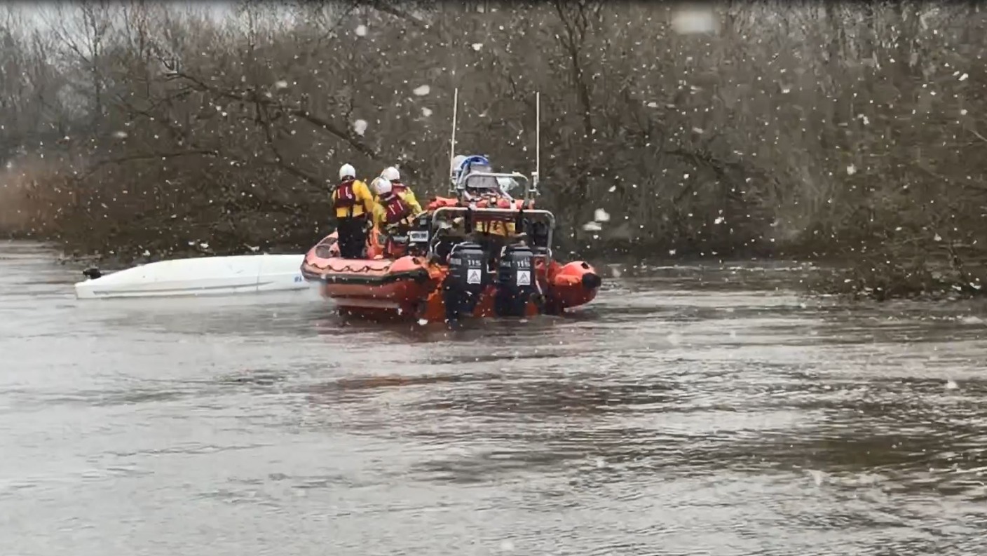 Eleven People Rescued After Boats Capsize In Freezing River Stour Itv