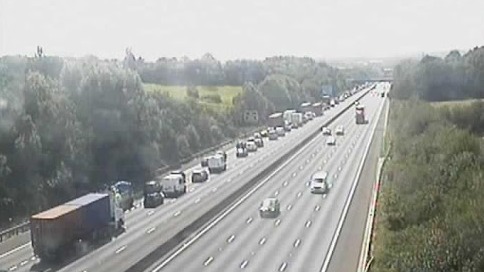 M27 traffic Serious collision closes westbound carriageway at J3 as