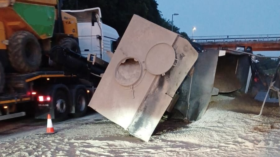 M32 in Bristol closed after lorry overturns and spills load ITV