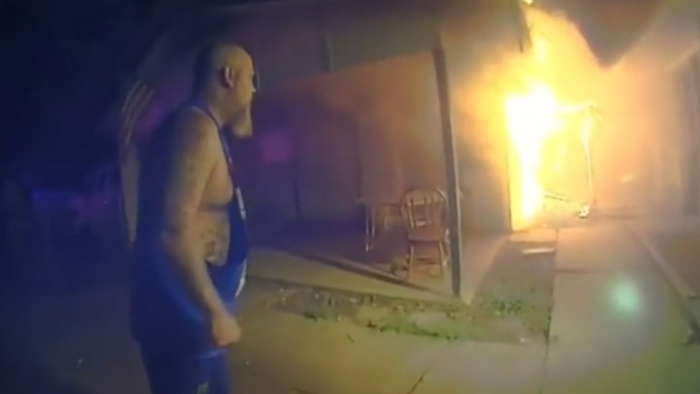 Police officer rushes into burning home to save six sleeping children ...