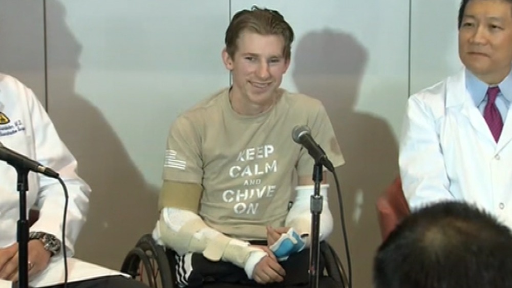 US soldier who lost all four limbs in roadside bomb attack receives ...