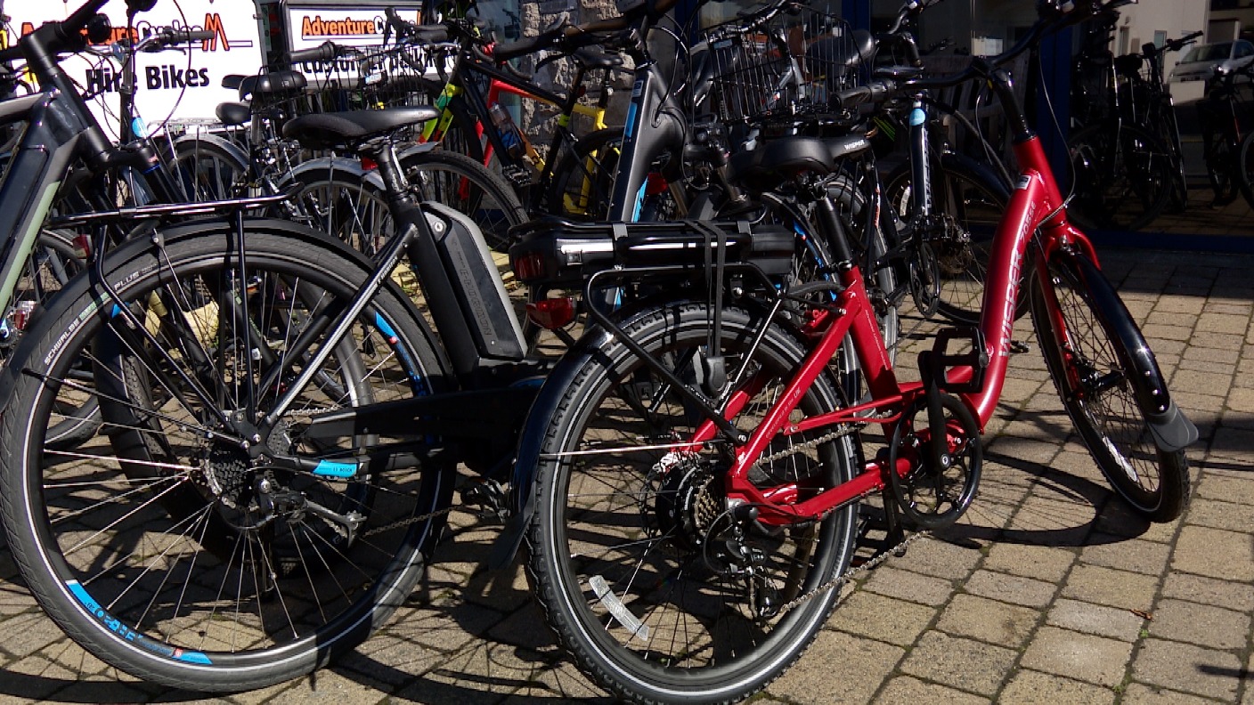 Electric bike scheme in Guernsey proves 'very successful' ITV News