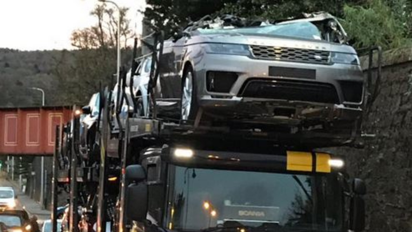 Luxury Range Rovers have roofs smashed off as transporter collides with ...