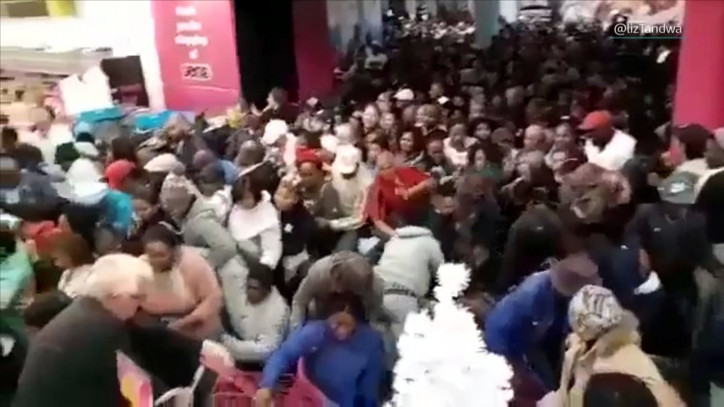 huge-crowds-wrestle-for-black-friday-deals-in-south-africa-itv-news