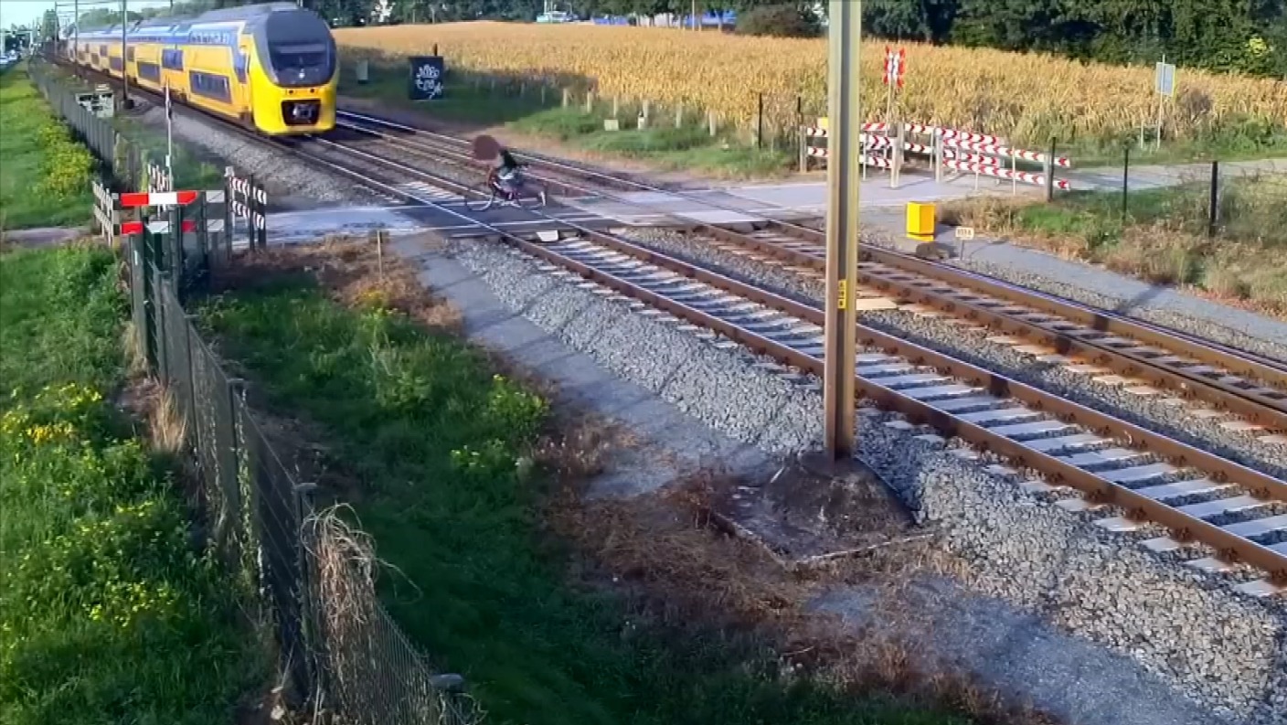 The shocking footage revealing cyclist's near miss on level crossing in ...