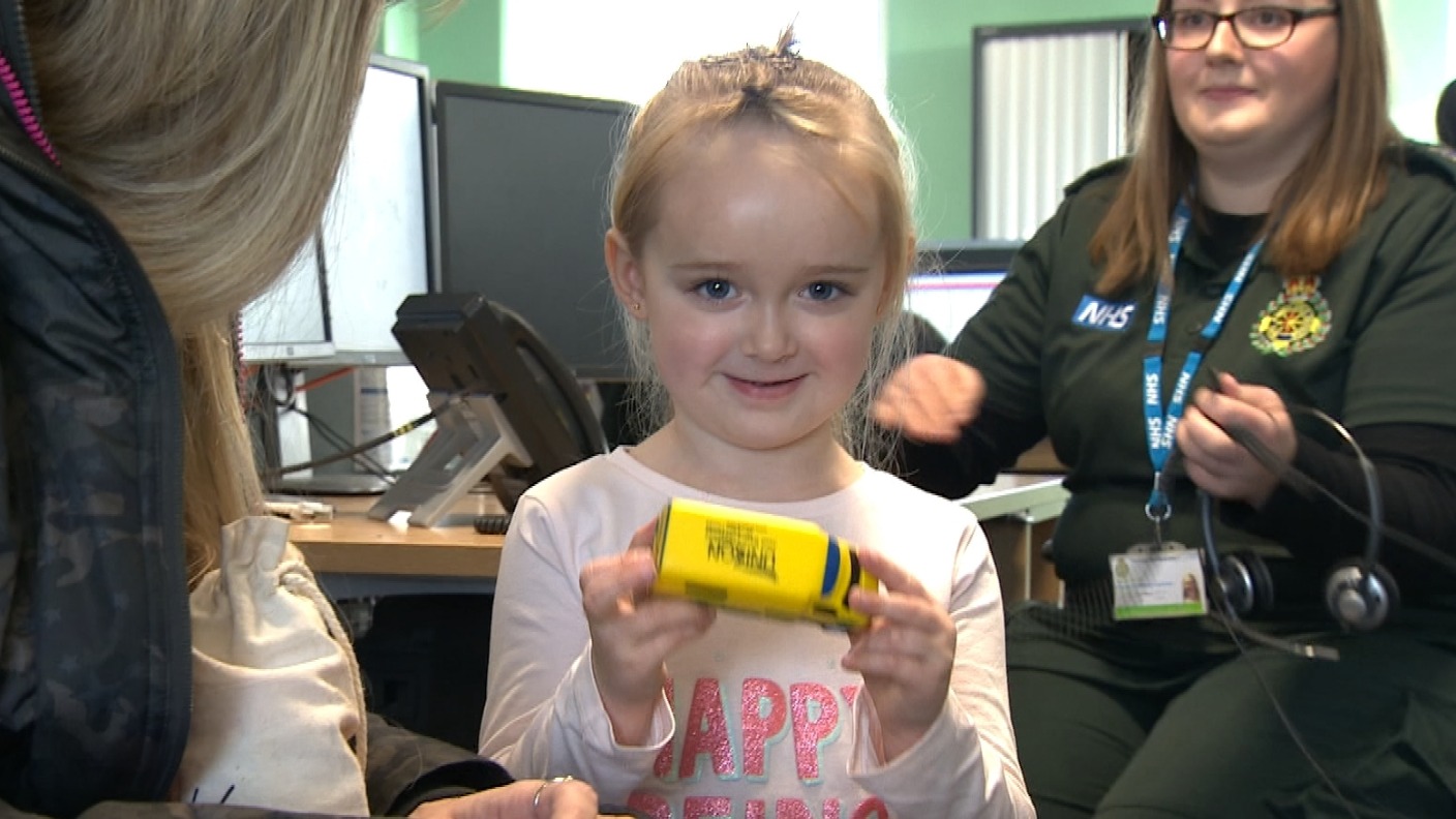 Four Year Old Girl Saves Mother With Emergency 999 Call Itv News 