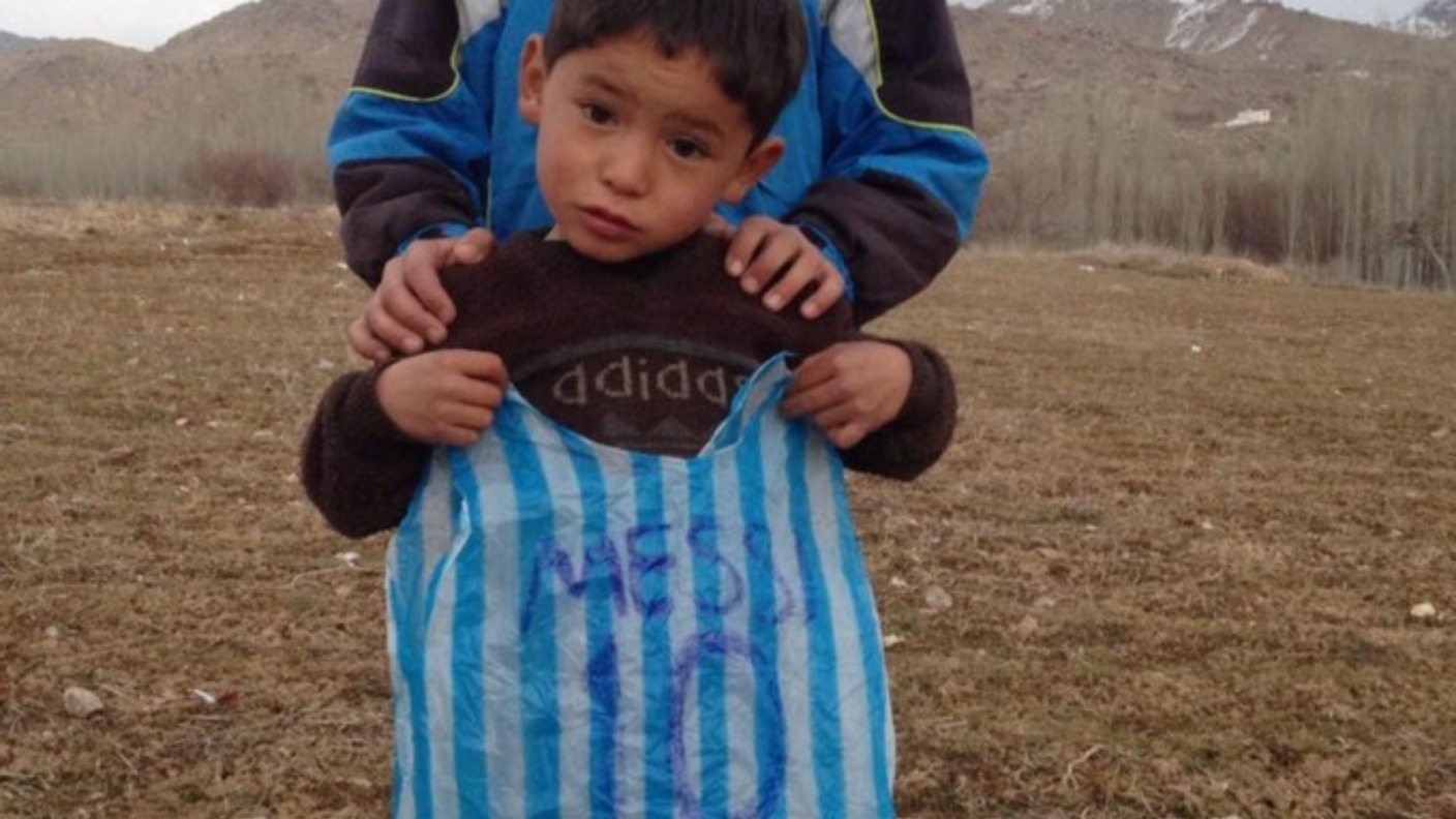 Lionel Messi meets 'plastic shirt' boy Murtaza Ahmadi