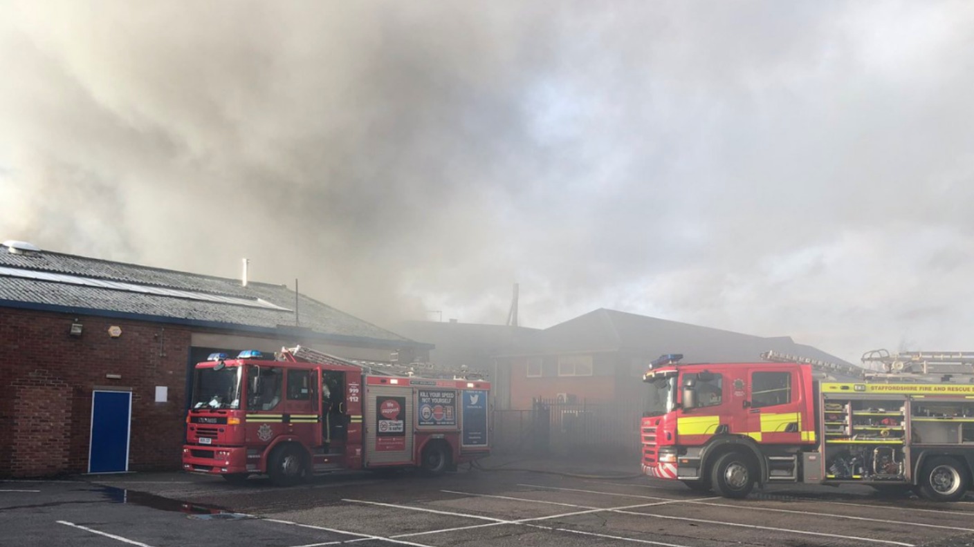 Fire crews tackle huge blaze at industrial estate in Tamworth ITV