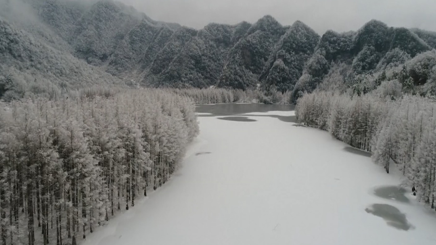 Heavy snowfall leaves spectacular sight in China | ITV News