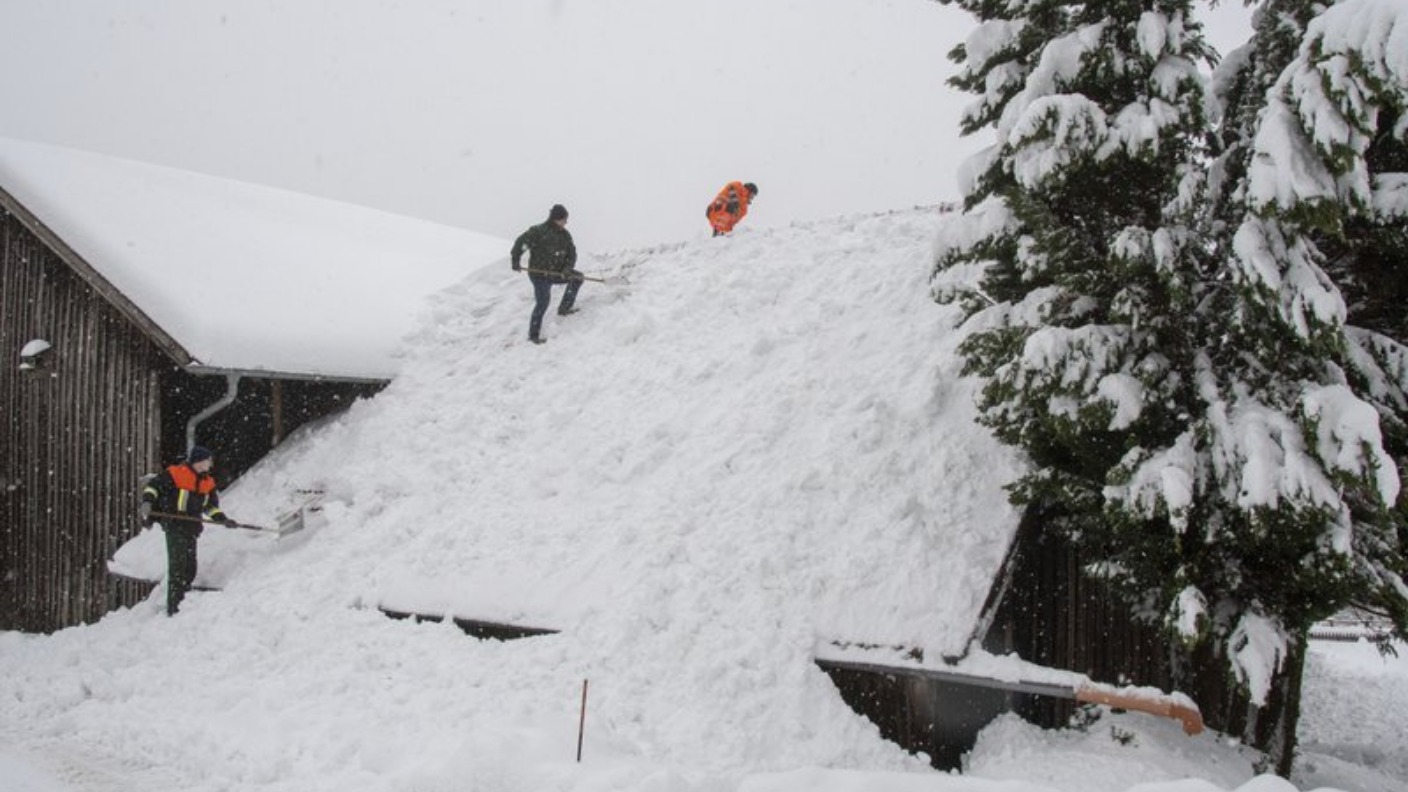 Man clearing snow off roof dies in avalanche in Austria | ITV News