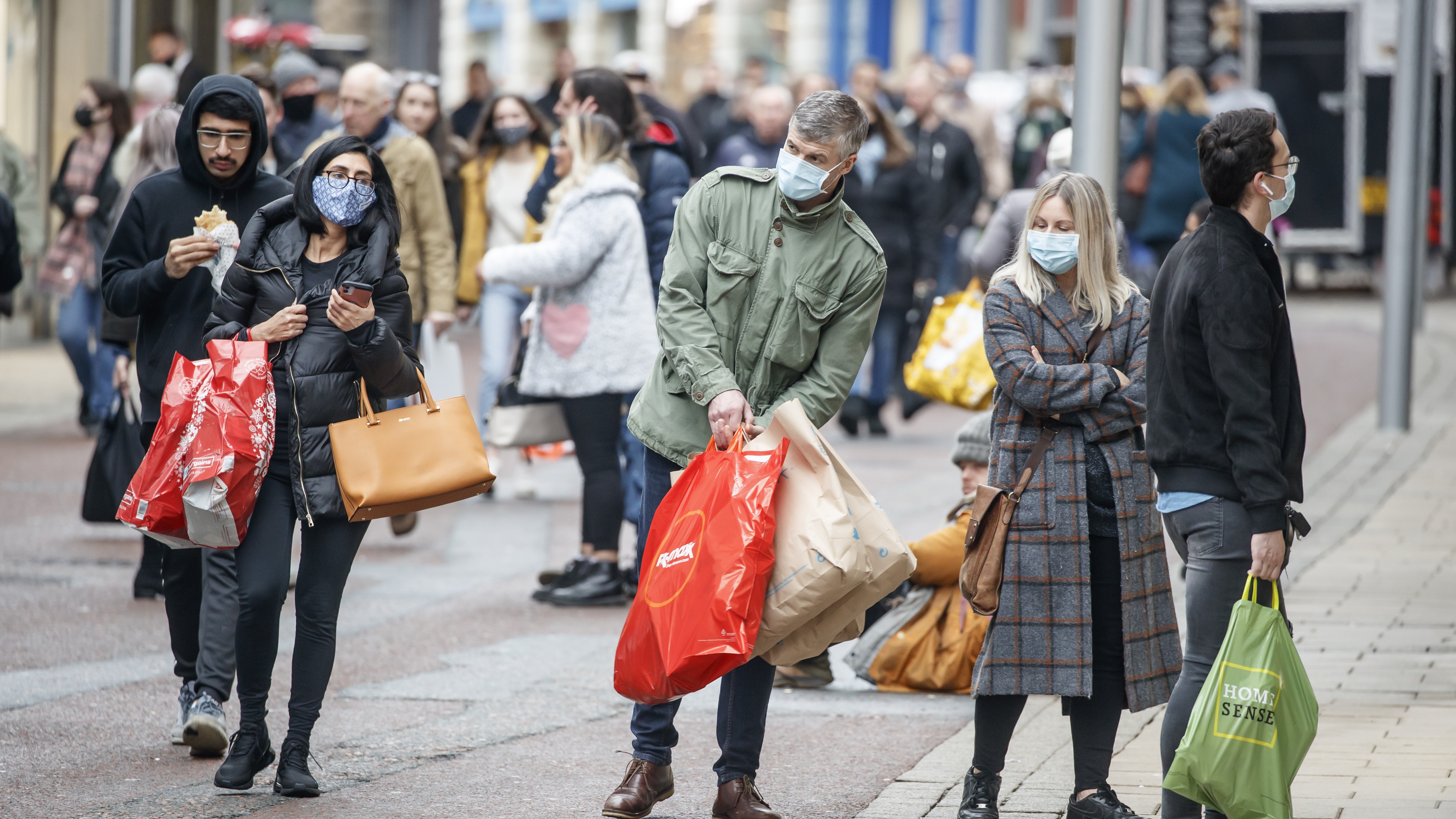 Il cancelliere insiste sul fatto che il sostegno dei contribuenti per milioni finirà come previsto e che l’economia sta “migliorando”