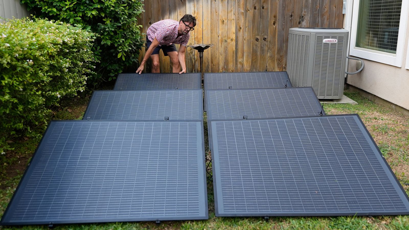 Photo: ITVX Plug-in balcony solar panels launch in Great Britain to help renters lower bills