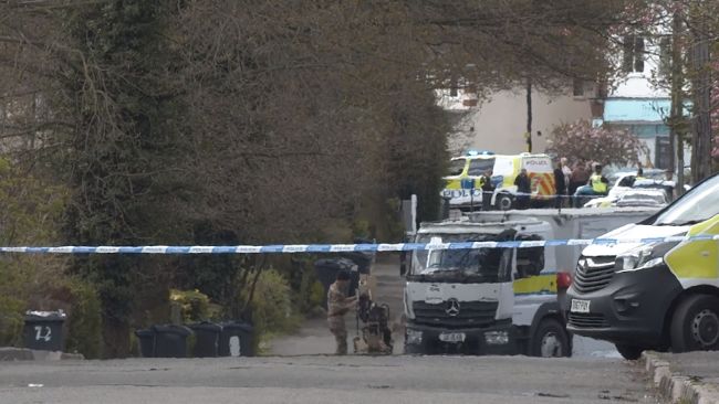 Bomb disposal teams in Sutton - ITV News Central