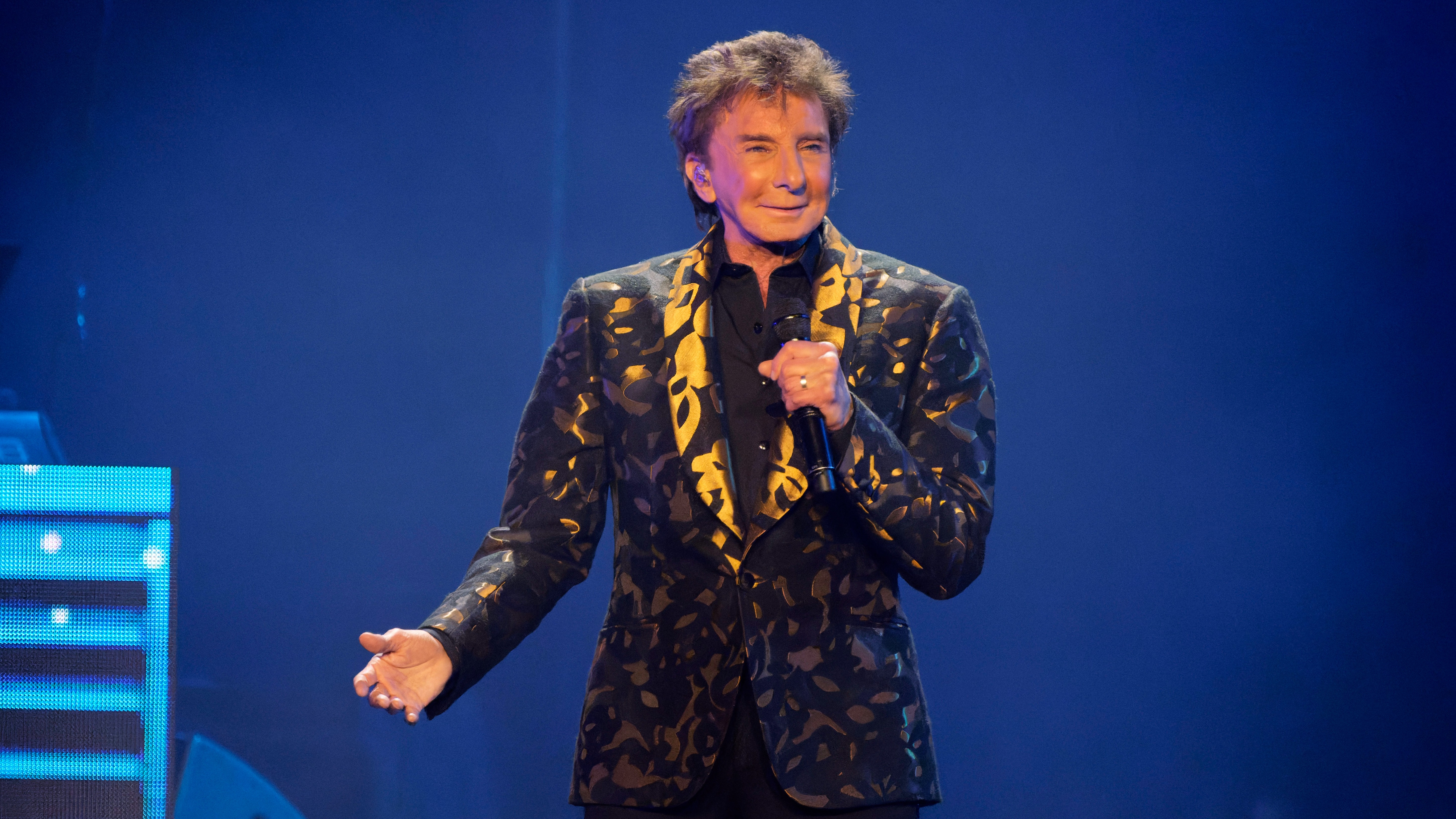 Barry Manilow says he is undergoing surgery after 'early' lung cancer diagnosis