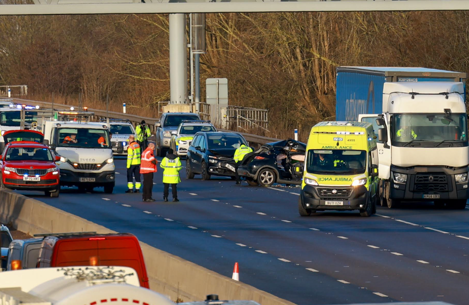 Multi vehicle crash on M6 near Coventry halts traffic as air