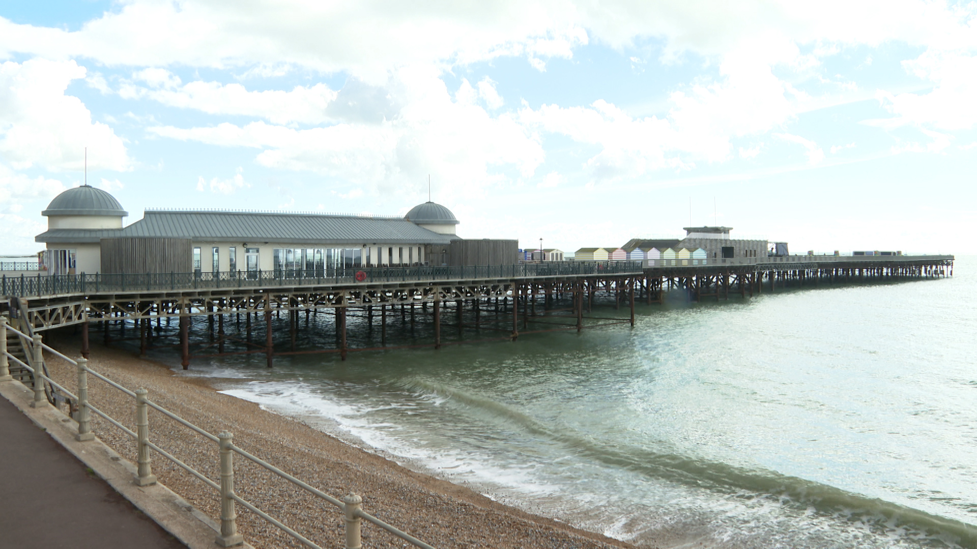 can you take dogs on hastings pier