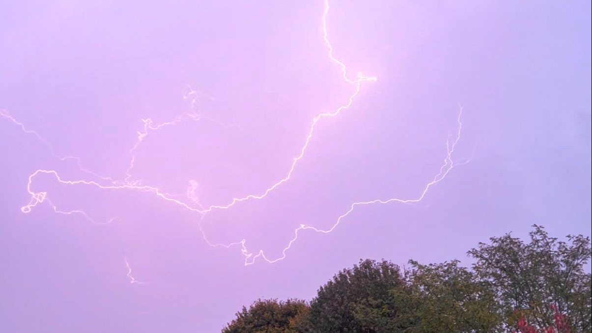 Stunning snaps show impressive lightning strikes across Southern England as  Met Office issue warning | ITV News Meridian