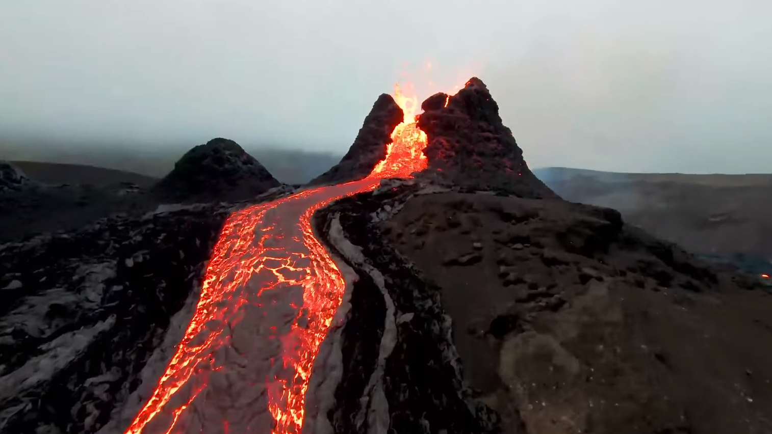 Guarda: incredibili filmati con i droni dell’eruzione del vulcano islandese a lungo inattivo