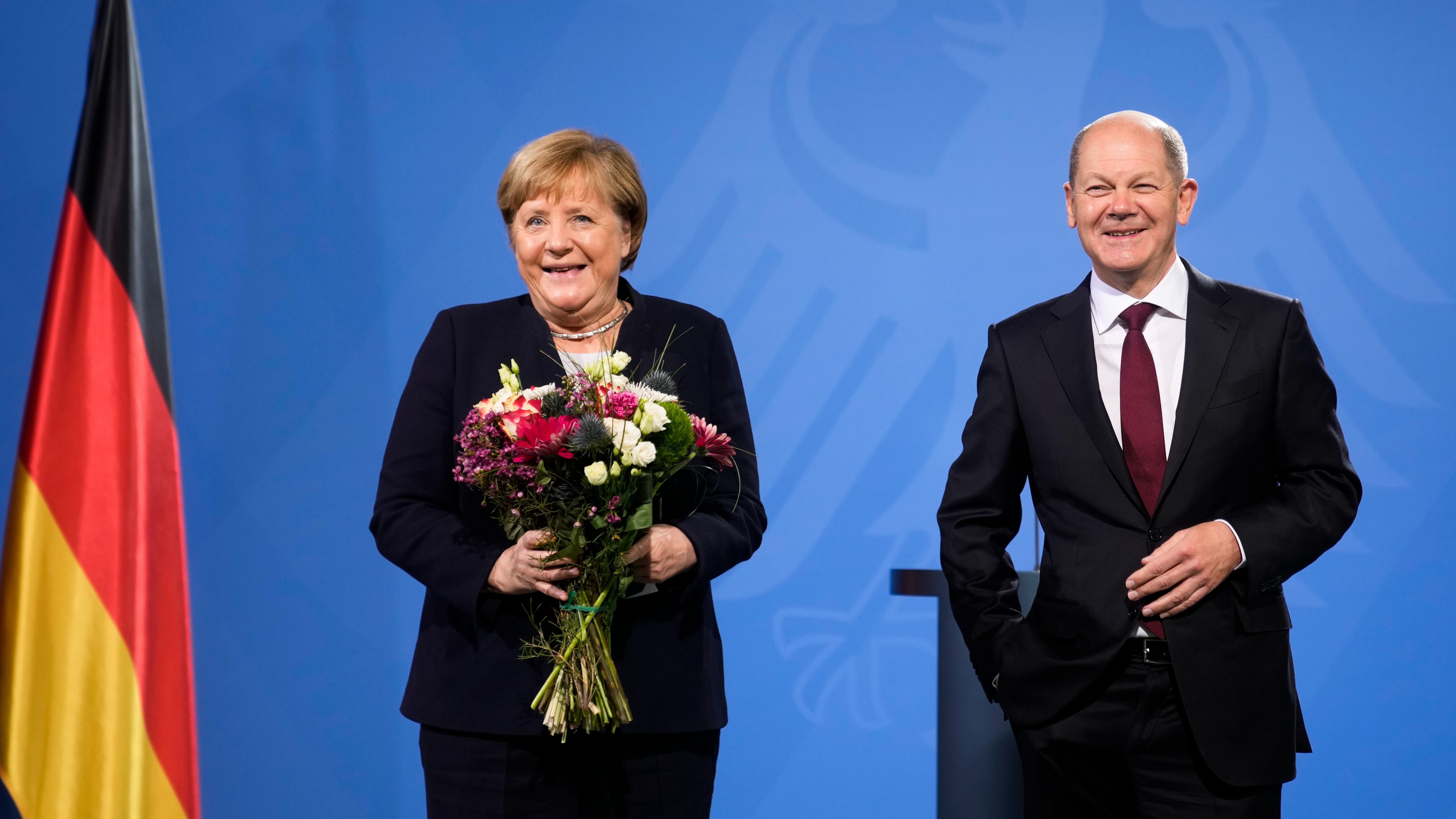 Выборы премьер министра германии. Шольц и Меркель. Олаф Шольц новый канцлер Германии. Ангела Меркель федеральные канцлеры Германии.