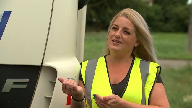 What's it like to be in the 1% of female lorry drivers? - BBC News