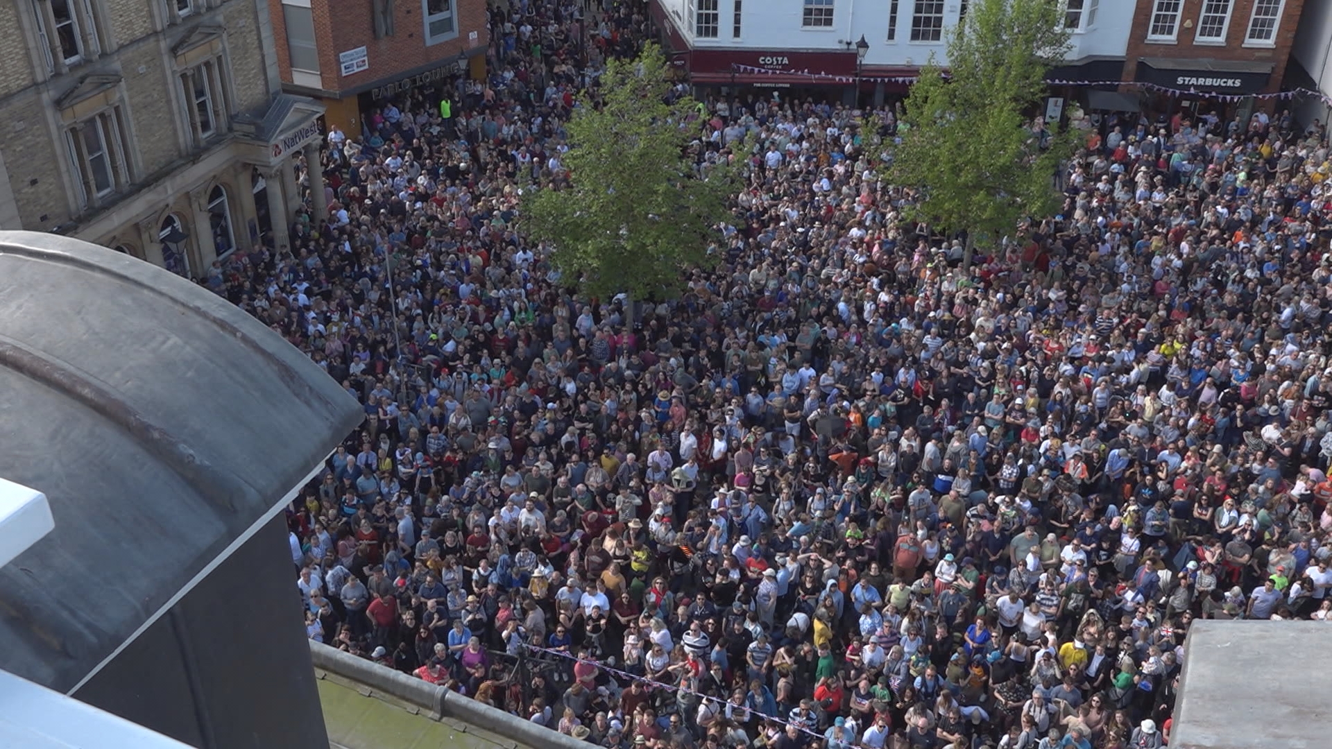 Thousands gather for Abingdon bun throwing tradition to celebrate  coronation | ITV News Meridian