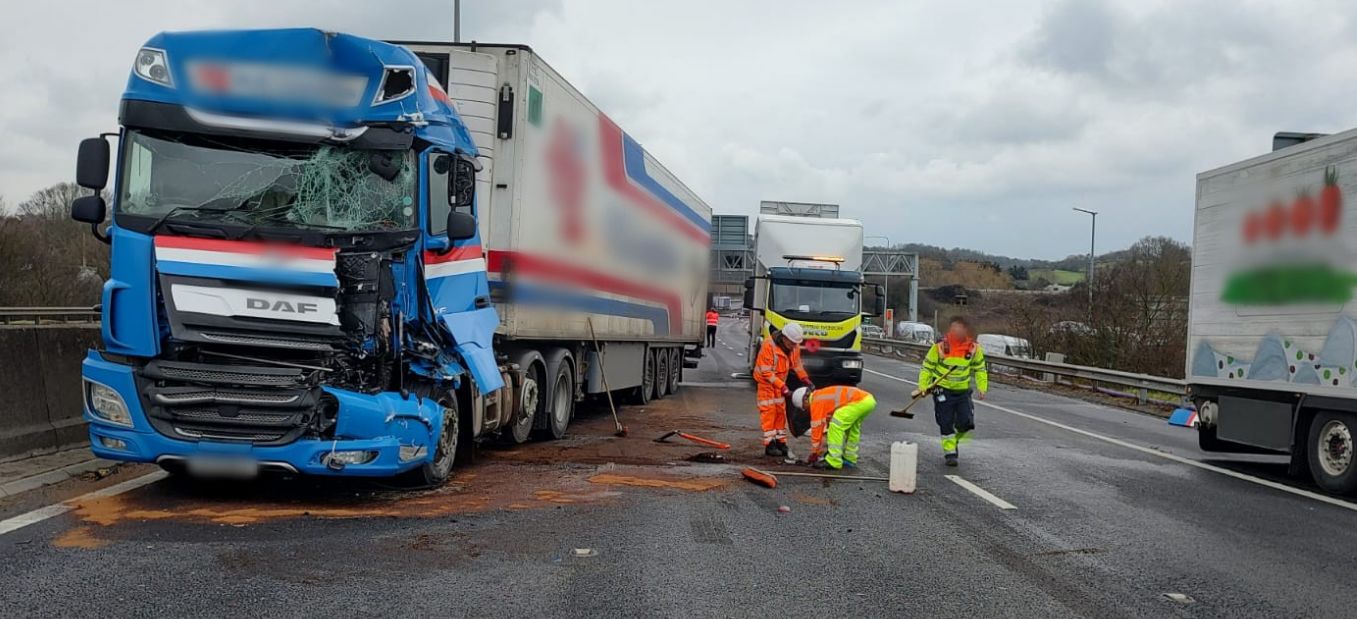 M25 reopens one way at Junction 28 for Brentwood after lorry crash