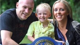 Teenage boxer becomes fourth member of Hatton family to lace up boxing  gloves | ITV News Granada