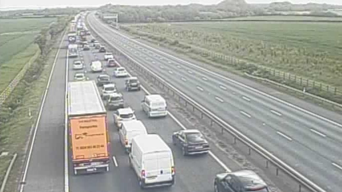 M40 Traffic warning as motorway partially reopens after vehicle