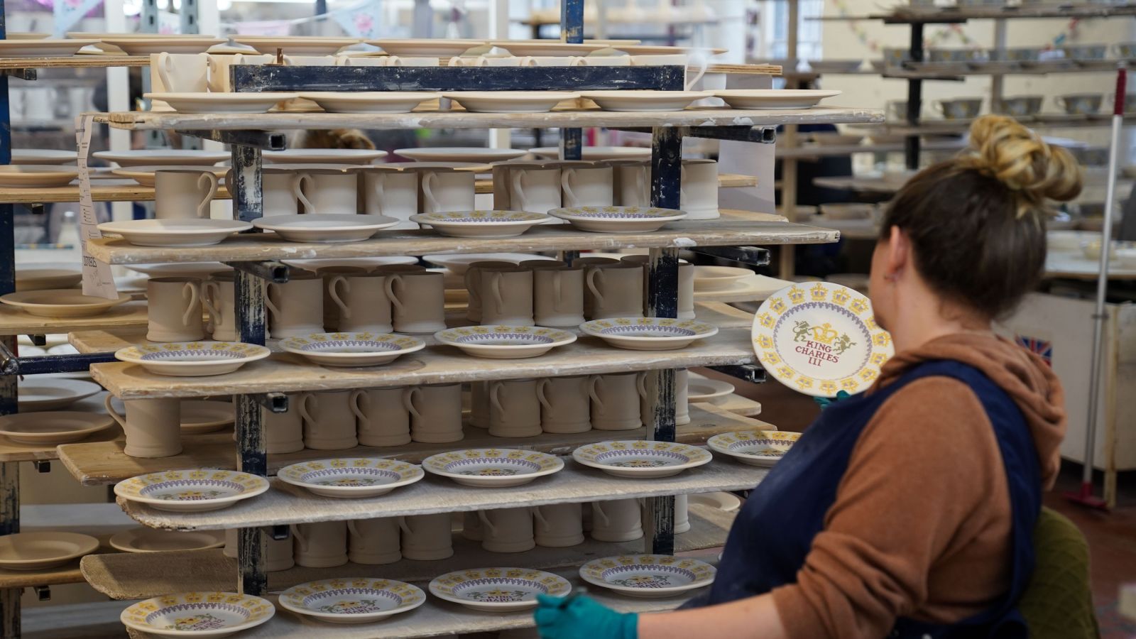 Emma Bridgewater to cut jobs amid rising costs - BBC News