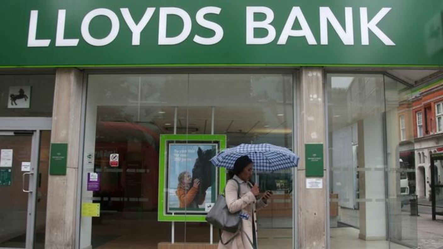 Lloyds apologises after customers locked out of online accounts | ITV News

