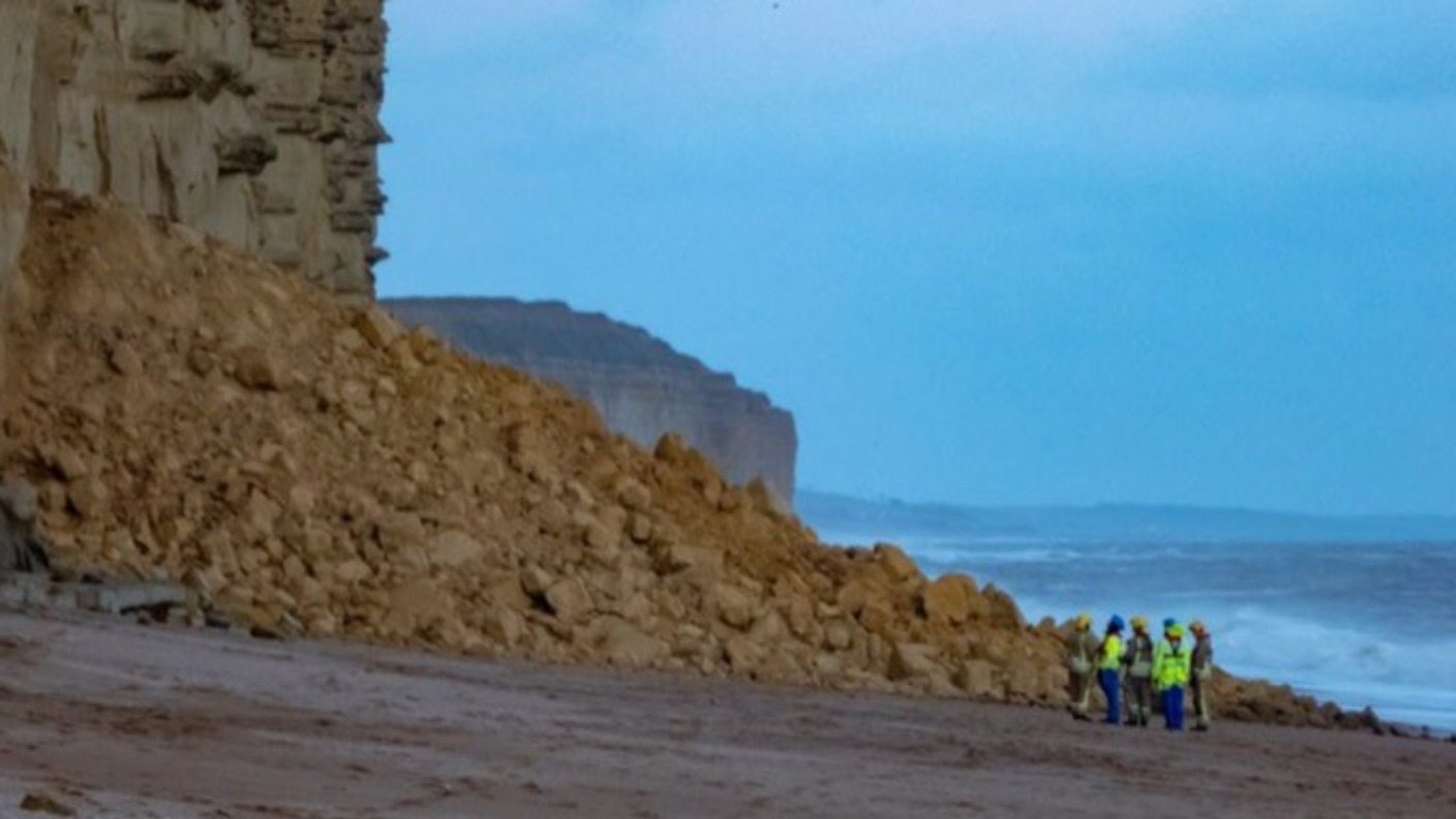 'Broadchurch' beach in Dorset closed following 1,000 tonne rockfall ...