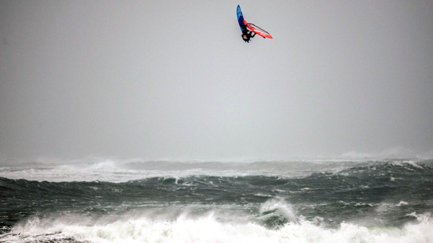 World’s top windsurfers tackle Storm Gareth in Donegal UTV ITV News