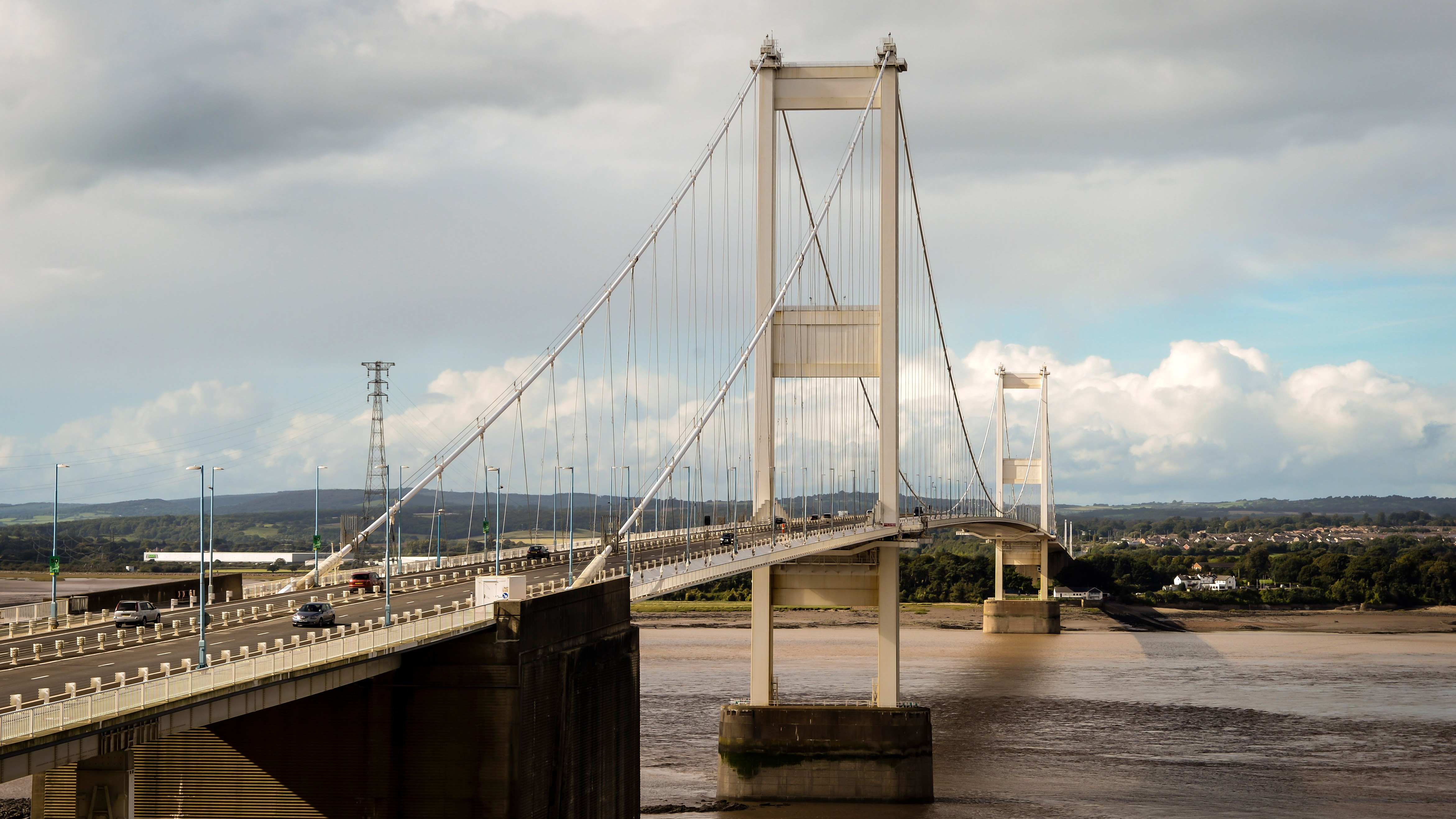 M48 Severn Bridge closed both directions due to high winds as