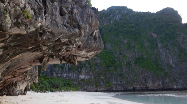 Eddike Frontier Bourgeon Victim of its own success: Thailand Bay made popular by 'The Beach' closed  until 2021 to recover from tourist damage | ITV News